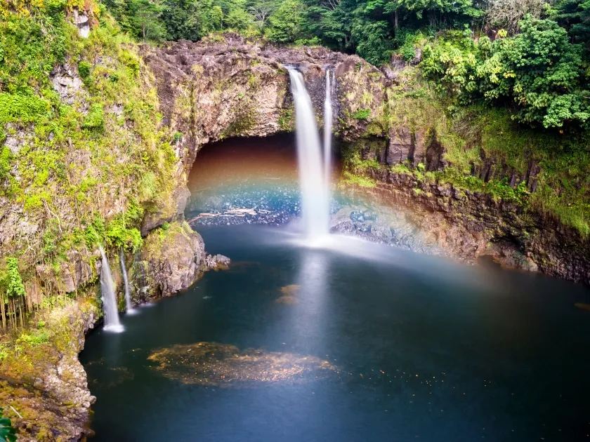 Rainbow Falls in full flow, the payoff waterfall at the end of a hilo waterfall tour from kona